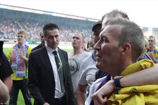 Fernando Ricksen applauded by his fans
