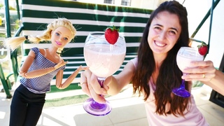Barbie ile yemek yapma.  Sevcan ve Barbie evde çilekli smoothie yapıyor