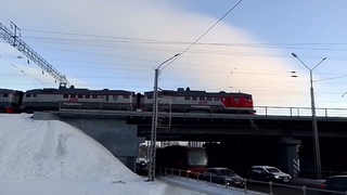 3М62У-0064. Новогодняя Машка идёт на сцепку с поездом Деда Мороза. Вид на мосту. Петрозаводск.