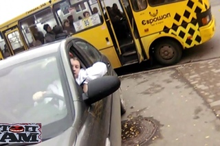 У Франківську активісти авторагуля з тротуару зганяли