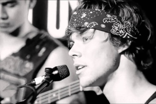Ashton Irwin Smut