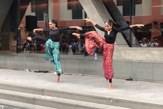 Viral Video - Iswarya & Shruthi Dance in Singapore