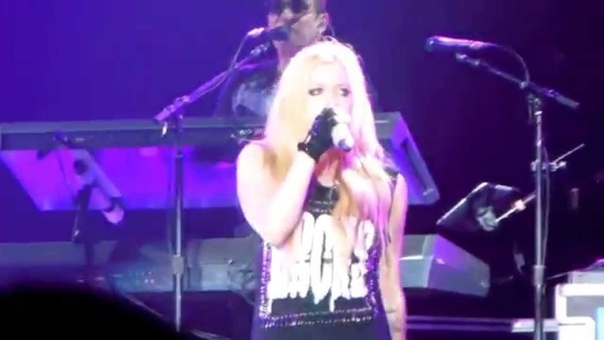 AVRIL LAVIGNE GIRLFRIEND LIVE AT THE FORUM IN LOS
