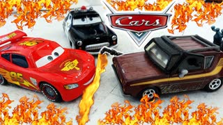 ТАЧКИ в ОГНЕ! Страшный Пожар на Парковке! Машинки Маквин и Мэтр горят! CARS Тачки 2 Пожарная Машинка
