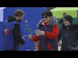 Жительницам Армавира раздали цветы и открытки на центральной площади к 8 марта