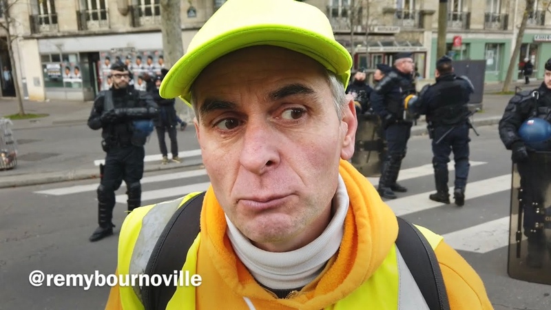 Macron achète sa garde rapprochée, s il n a plus la garde il tombe par terre le