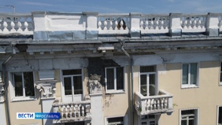 Балки сгнили, изоляция разрушилась: в центре Ярославля разрушается жилой дом