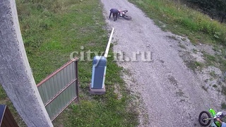 Мотоциклист снёс шлагбаум