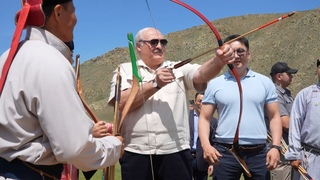 Лукашенко стреляет из лука! // Президенту подарили скакунов! // Монголия. Центр монгольской культуры