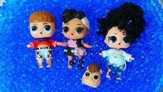 Barbie ile LOL anaokulu. Barbie anaokulu öğretmeni oldu. LOL bebekler anaokulda şimardılar.