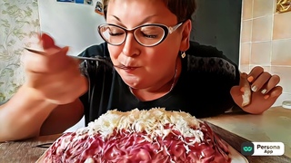 пожрем/Мукбанг селедка под шубой/обжор и разговоры на камеру