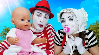 Baby Born ile kız oyunları. Kız palyaço bebek olmak istiyor. Bebek bakma oyunu. Evcilik videosu