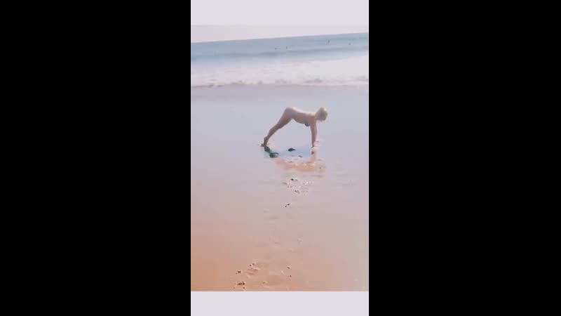 Britney Spears Relaxing And Doing Yoga On The Beach In