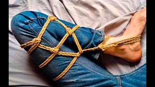 How to tie Shibari: Futomomo self-tie