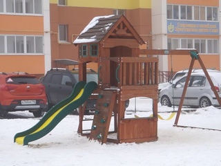 Ферросплавщики установили детскую площадку во дворе домов по Заславского