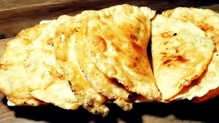 Saftige knusprige Chebureks!Groe frittierte KsekuchenDer Mann hat 10 Stck gegessen! Ksepasteten