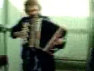 Пьяный милиционер пляшет под баян. |