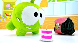 Om Nom se prepara para el colegio. Vídeos de juguetes.