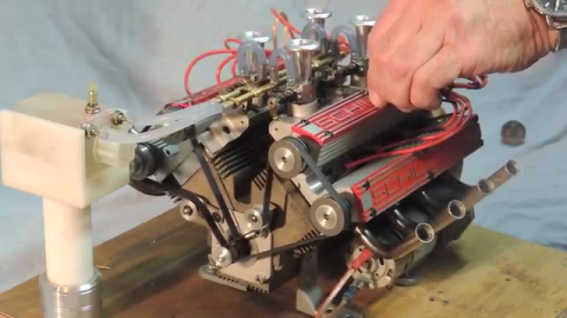 Schillings V8 80cc model engine running with