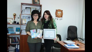 Вручение благодарности от Алмы Курмановны Калиме Мурзабаевой