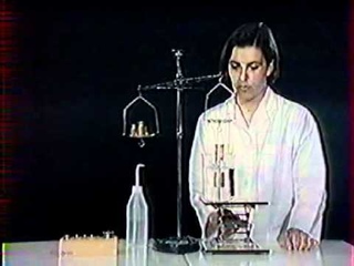 Опыт про выталкивающую силу воды