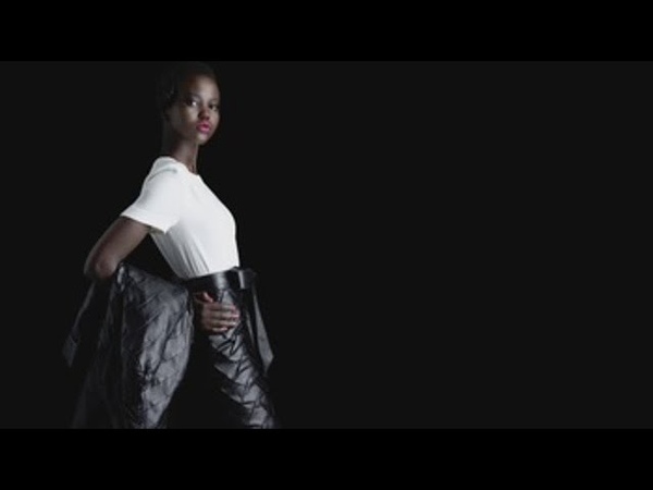 La modelo refugiada sudanesa Adut Akech protagoniza la nueva campaña de