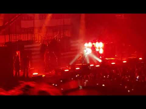 Marilyn Manson Flower Duet Angel With The Scabbed Wings at Rogers Arena, Aug 4,