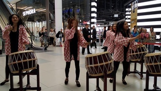 Шоу барабанщиц на открытии Uniqlo в ТРК Ситимолл, Санкт-Петербург