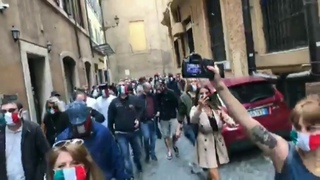 Roma, centinaia di cittadini marciano contro Conte cantando l'Inno di Mameli. #CoronaVirus #Covid19