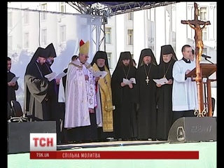 На Михайлівський площі православні і католики днаються у молитві за мир