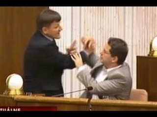 Hlina napadol Martvoňa v parlamente