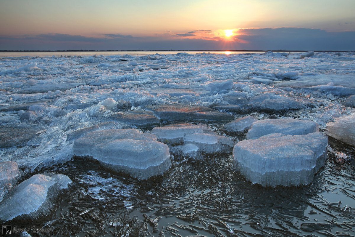 Весенний ледоход на реке Амур