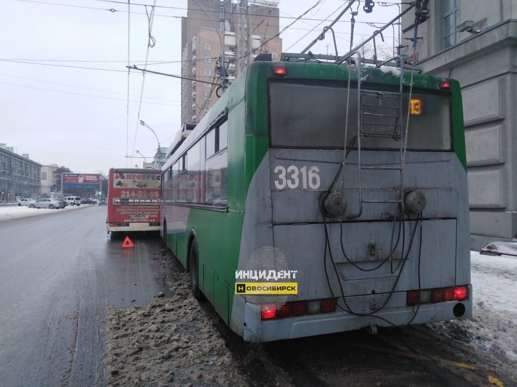 Троллейбус и автобус столкнулись в центре Новосибирска Это картинка