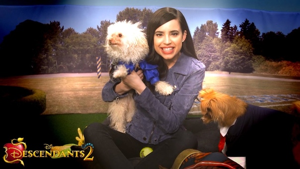 Sofia Carson,