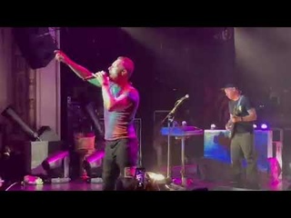 Coldplay cantando My Universe en su concierto (bts)