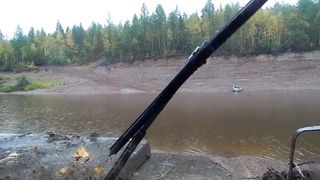 Едем по лесной дороге на вездеходе. Форсируем речку.