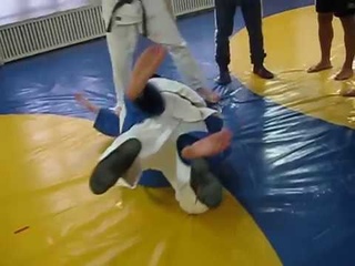 Как сделать зацеп разноименной изнутри после прохода рук- Владимир Яшкин показывает.