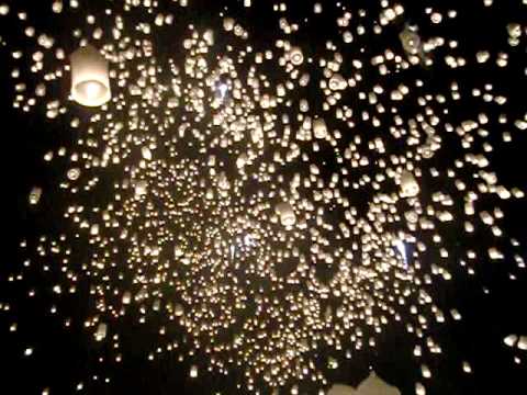 Loi Krathong Chiang Mai Amazing thousands of Sky Balloons released