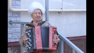 В Ханты-Мансийске бабушка радует прохожих игрой на баяне