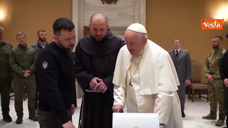 Zelensky incontra Papa Francesco, il Pontefice gli dona un ramoscello