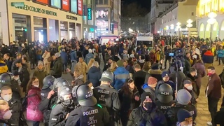 Spaziergang und Shopping im Polizeikessel Mnchen