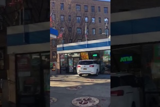 Женщина заехала за покупками