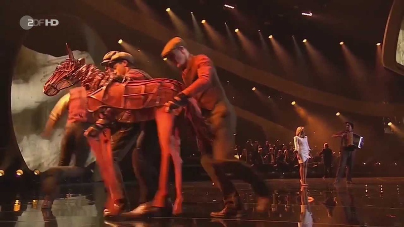Ensemble von Gefährten aus dem Theater des Westens Berlin Zentrum in der Helene Fischer
