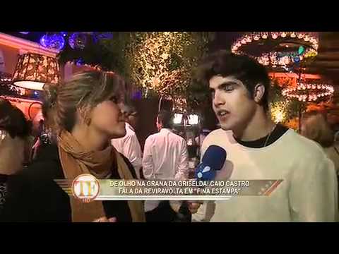 Caio Castro chega em festa acompanhado de Monique